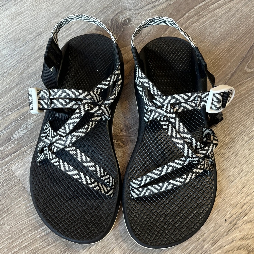Chaco Z/Cloud X2 Womens 9 Black White Geometric Double Strap Hiking Sandals